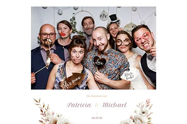 fotobbox-biscotti-boho-hochzeit-stollberg-erzgebirge-2026 Feiernde Gruppe mit Hochzeitsaccessoires. Biscotti Boho Hochzeit Fotobox Bild im Erzgebirge Stollberg