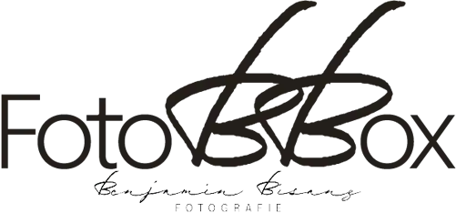 fotobbox-logo-sw-fotobox-mieten-chemnitz-stollberg-erzgebirge Fotobbox Logo schwarz – Fotobox mieten für Hochzeit, Geburtstag, Firmenfeier im Erzgebirge, Chemnitz & Stollberg mit persönlichem Rundum-Service